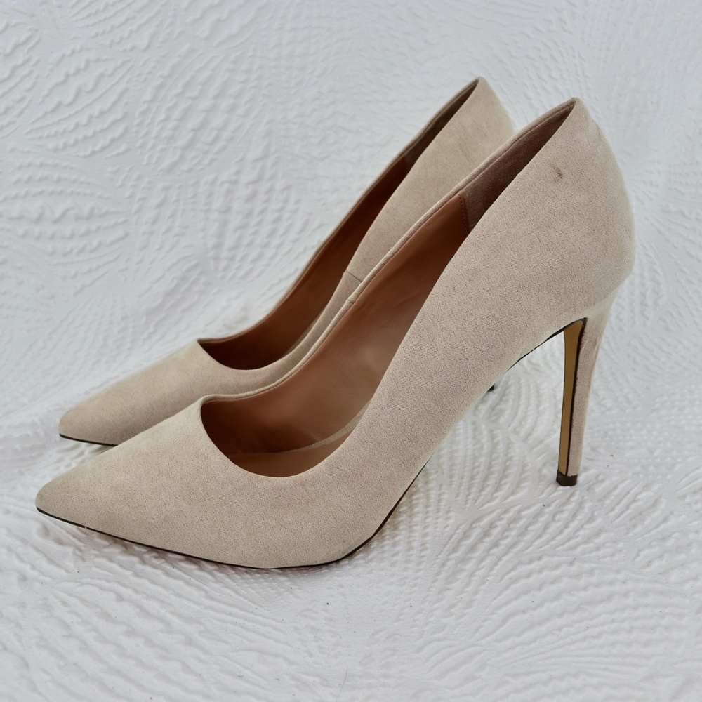 Call it spring suede pumps